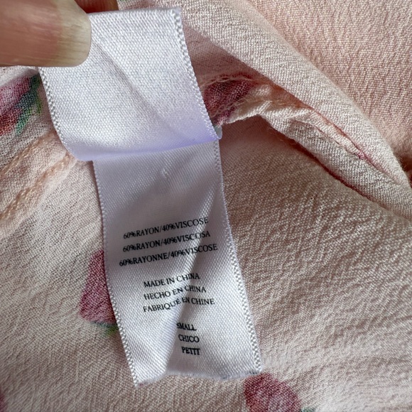 Rails Rocsi Strawberry Print Button Down Shirt Size Small - Picture 10 of 10